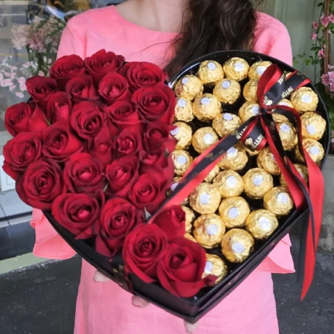 Caixa Coração Rosas e Bombons - grande - Caixa coração cartonada grande com 18 bombons Ferrero Rocher e rosas vermelhas, a...