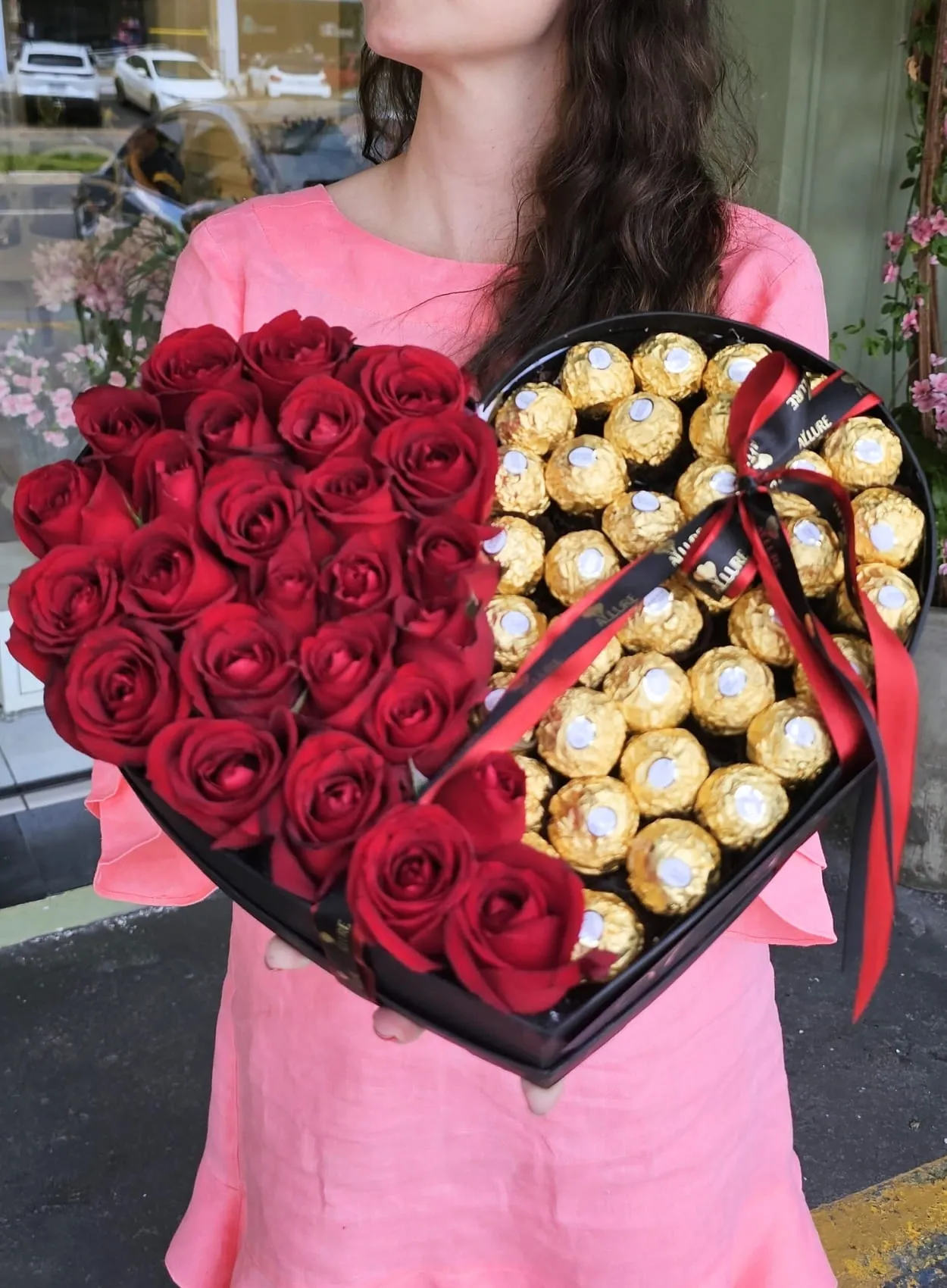 Caixa Coração Rosas e Bombons - grande - Caixa coração cartonada grande com 18 bombons Ferrero Rocher e rosas vermelhas, a...