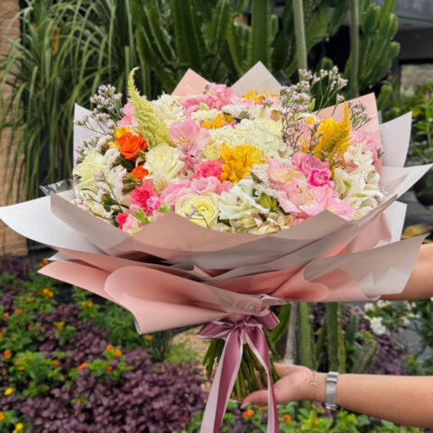 Buquê Encanto - Buquê Encanto: composição vibrante e colorida com mix de flores do dia selecionadas pela f