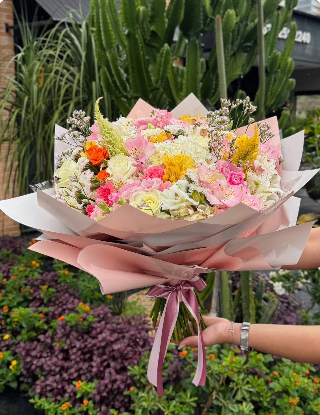 Buquê Encanto - Buquê Encanto: composição vibrante e colorida com mix de flores do dia selecionadas pela f