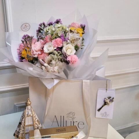 Flores e arte sacra - Buquê Aurora, arte sacra de 20 cm e 8 unidades de Ferrero Rocher em uma composição elegant
