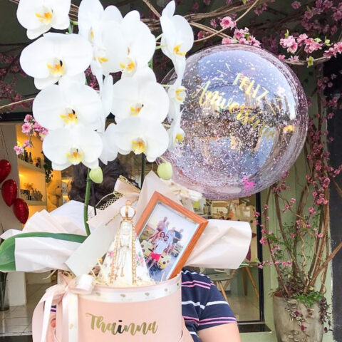 Box com orquídea e arte sacra - Orquídea Allure grande, arte sacra de 20 cm, porta-retrato com foto impressa e bolha perso
