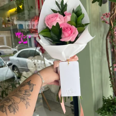 Buquê de 3 Rosas Coloridas - Buquê com 3 rosas coloridas em papelaria exclusiva Allure, com pontos de ruscus ou eucalip