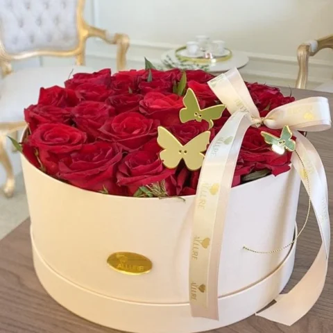 Box Intenso - Composição em caixa redonda grande personalizada, preenchida com rosas vermelhas