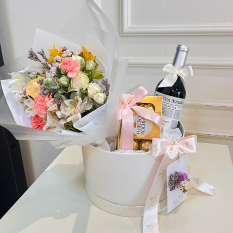 Box com flores, chocolate e vinho - Ramalhete de flores, vinho Punta Negra e caixa de 8 Ferrero Rocher em caixa personaliz...