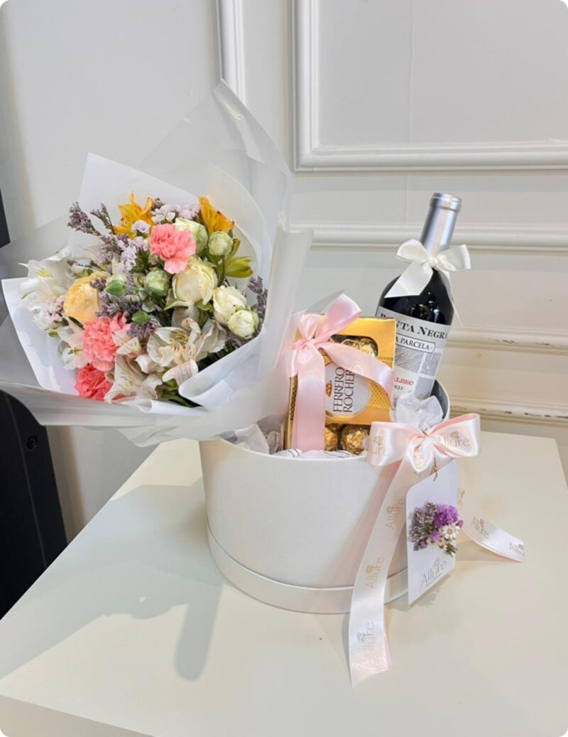 Box com flores, chocolate e vinho - Ramalhete de flores, vinho Punta Negra e caixa de 8 Ferrero Rocher em caixa personaliz...
