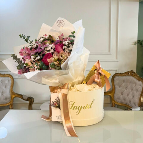 Buquê e chocolate na box - Buquê Aurora e caixa de Ferrero Rocher com 8 unidades em caixa personalizada média