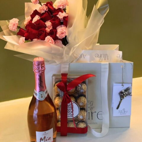 Rosas vermelhas e Freixenet - Buquê de 12 rosas vermelhas, 12 Ferrero Rocher em caixa acrílica e espumante Freixenet