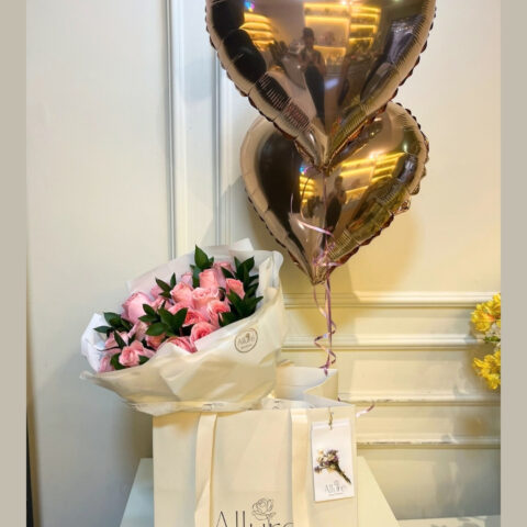 Buquê com balões - Buquê de 20 rosas coloridas e dois balões flutuando com gás hélio