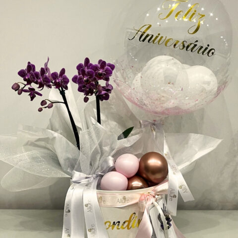 Orquídea e balão - Orquídea Allure média em caixa personalizada média acompanhada de balão personalizado
