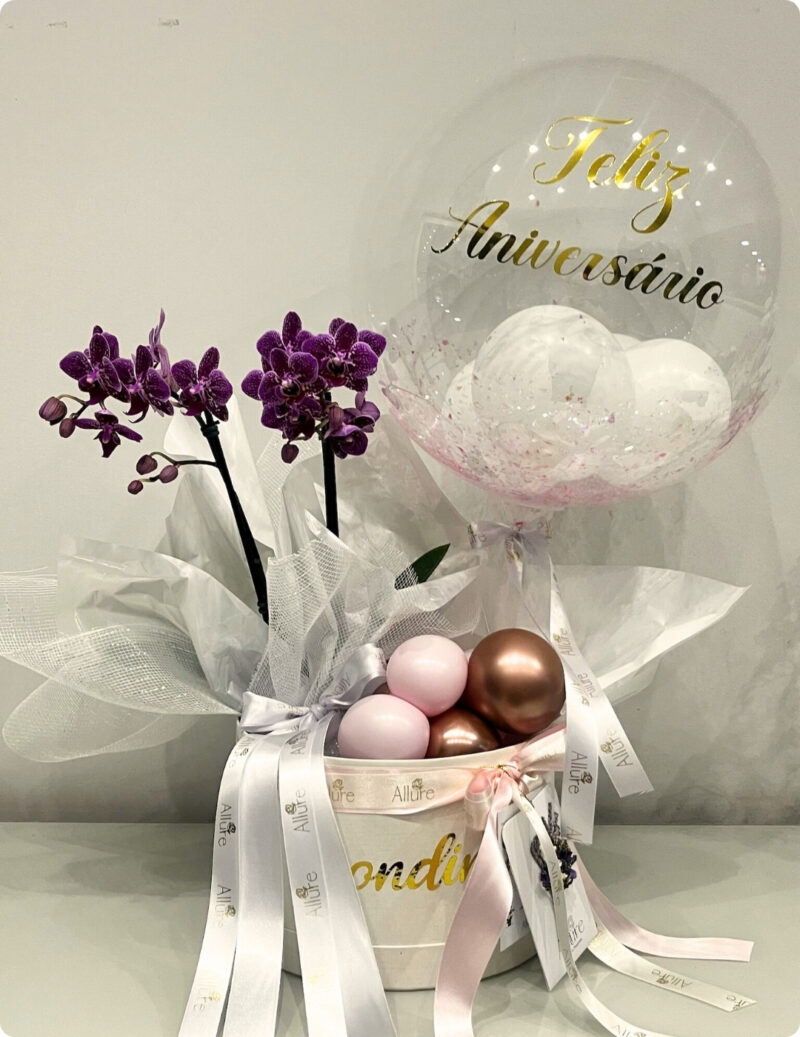 Orquídea e balão - Orquídea Allure média em caixa personalizada média acompanhada de balão personalizado