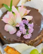 Detalhe do Café com flores - Allure Floricultura Boutique