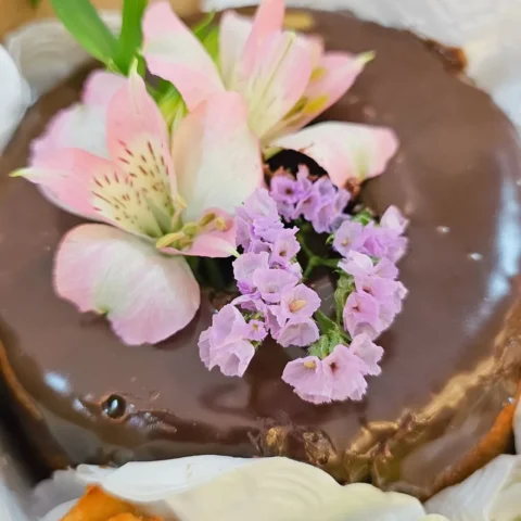 Café com flores - Cesta de café da manhã luxo com personalização na caixa, quitandas, suco, bolo, doces e io