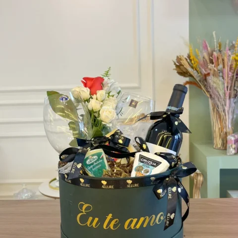 Box com duas taças de vinho, flores, queijos e vinho - Box grande personalizada com duas taças crystalite, mini-ramalhete,...