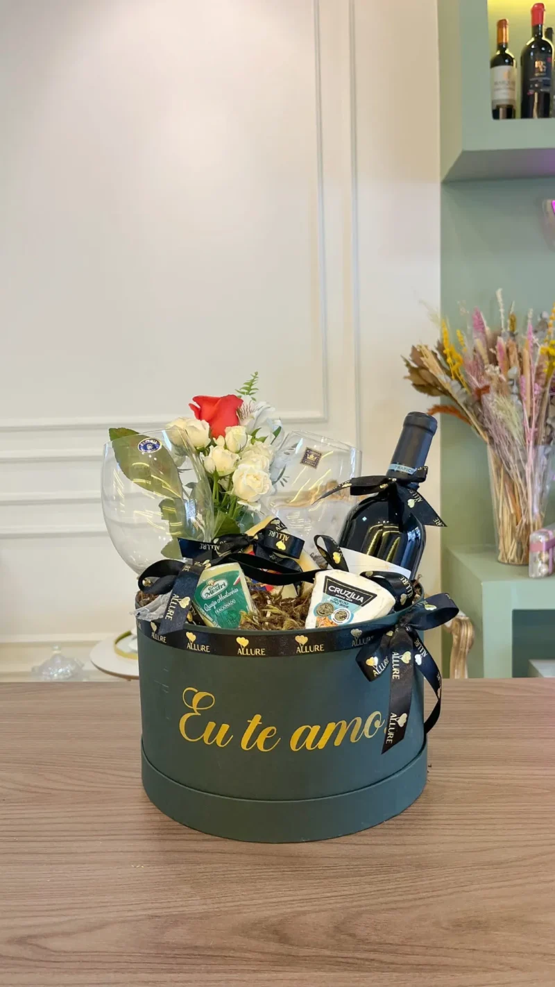 Box com duas taças de vinho, flores, queijos e vinho - Box grande personalizada com duas taças crystalite, mini-ramalhete,...