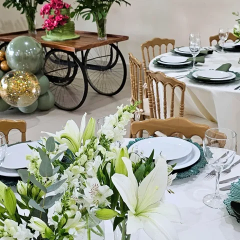 Decorações florais para aniversários - Decorações florais personalizadas para aniversários em pequenos espaços de festa