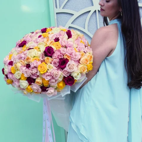 Buquê Grand Amour - Buquê Grand Amour com 400 rosas coloridas