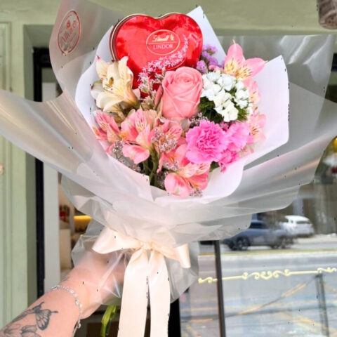 Ramalhete de flores com chocolate - Ramalhete com em média 9 hastes do mix de flores do dia, em papelaria exclusiva, com l...