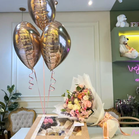 Café com flores, Buquê Aurora e balões - Cesta de café da manhã luxo com quitandas, suco, bolo, fruta, doces, Buquê Aurora...