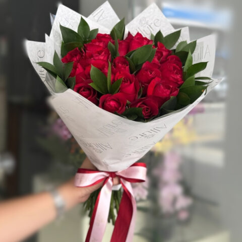 Buquê 20 Rosas Vermelhas Allure - Buquê com 20 rosas vermelhas em versão autoral Allure, com acabamento diferenciado e desig