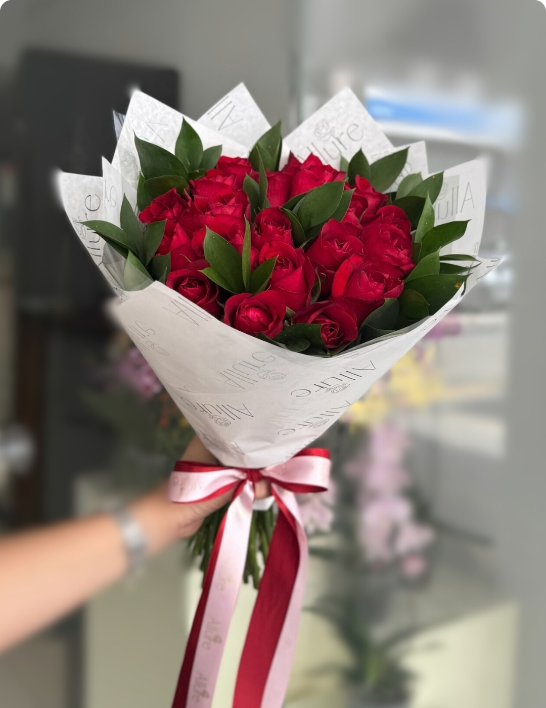Buquê 20 Rosas Vermelhas Allure - Buquê com 20 rosas vermelhas em versão autoral Allure, com acabamento diferenciado e desig