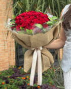 Detalhe do Buquê Conquista com 40 rosas vermelhas - Allure Floricultura Boutique