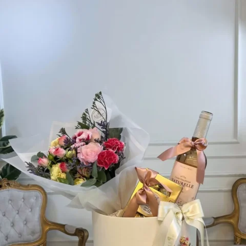Box personalizada com vinho Naturelle, flores e chocolate - Box grande personalizada com vinho Naturelle, ramalhete de flo...