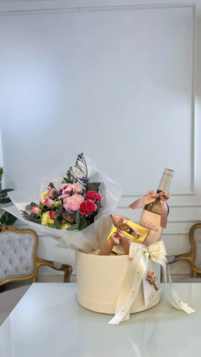 Box personalizada com vinho Naturelle, flores e chocolate - Box grande personalizada com vinho Naturelle, ramalhete de flo...
