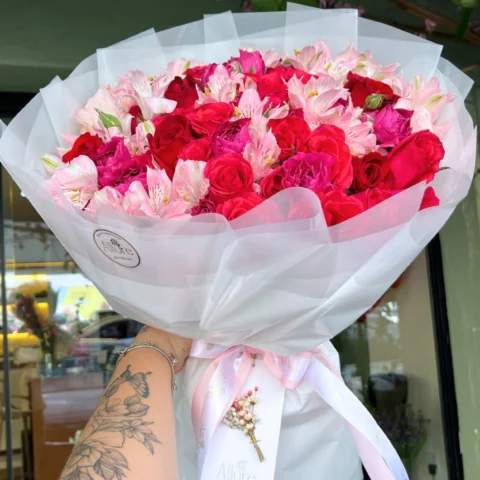 Buquê Euforia com 20 rosas - Buquê Euforia com 20 rosas e astromélias