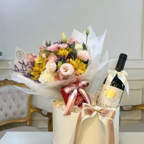 Box personalizada flores, vinho e chocolate - Box grande personalizada com ramalhete de flores, vinho Punta Negra e chocol...