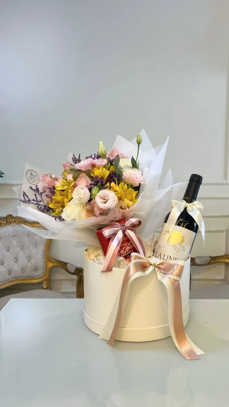 Box personalizada flores, vinho e chocolate - Box grande personalizada com ramalhete de flores, vinho Punta Negra e chocol...