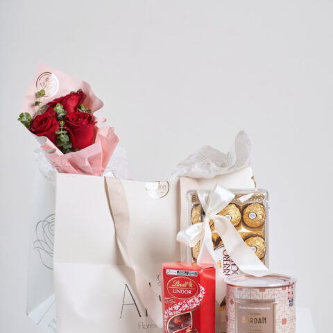 Buquê 3 Rosas Vermelhas, chocolate e biscoito - Buquê de 3 rosas vermelhas, Lindt 75g, 12 Ferrero Rocher e biscoito Bardan