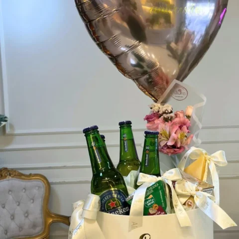 Box personalizada com queijos, cerveja, balão e flores - Box grande personalizada com três queijos finos, três cervejas, m...