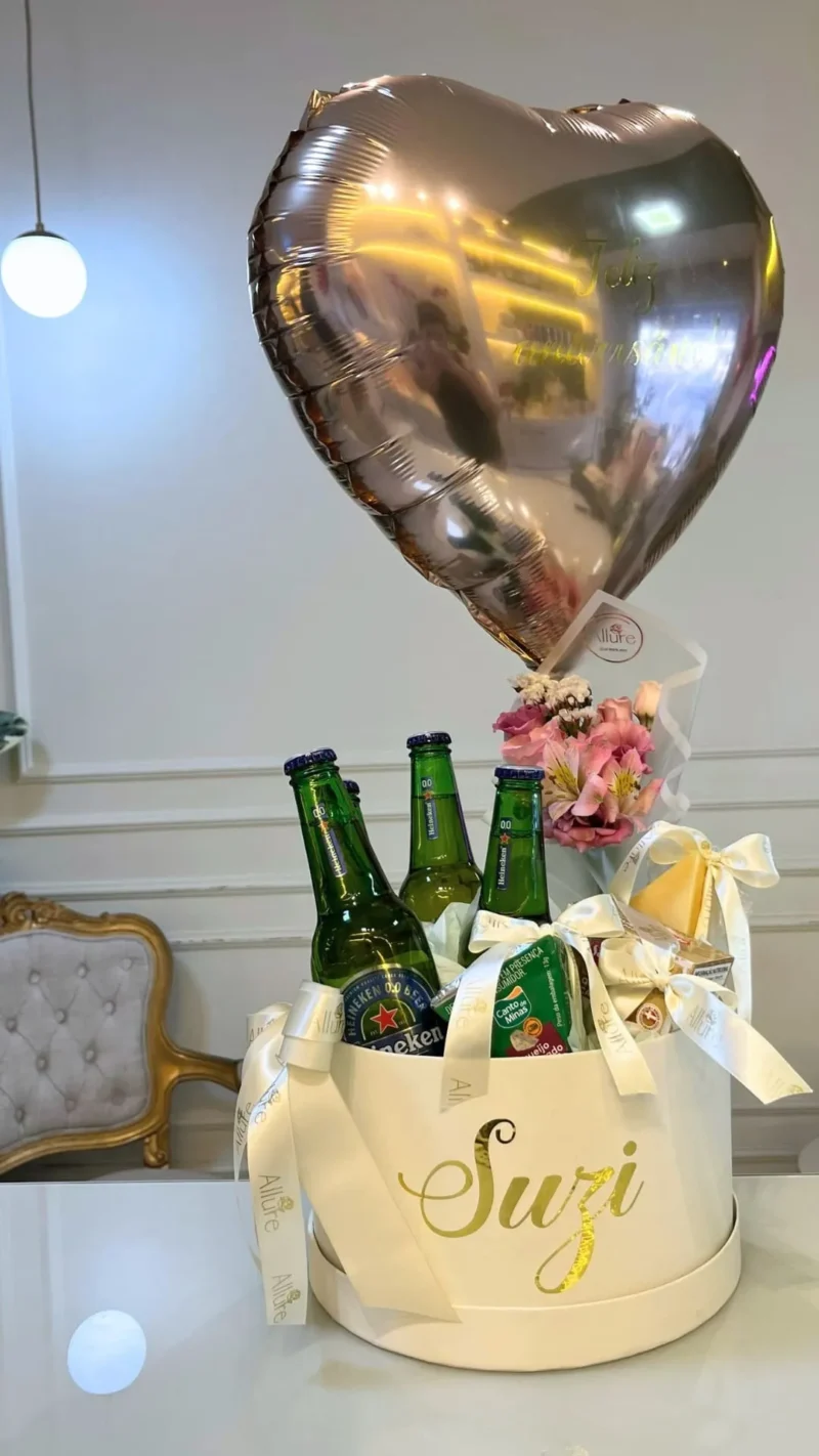 Box personalizada com queijos, cerveja, balão e flores - Box grande personalizada com três queijos finos, três cervejas, m...