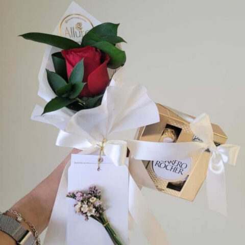 Rosa vermelha única e chocolate - Rosa vermelha única e Ferrero Rocher com 4 unidades