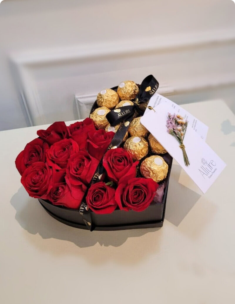 Caixa coração pequena com rosas e bombons - Caixa coração cartonada pequena com 12 bombons Ferrero Rocher e rosas vermelhas