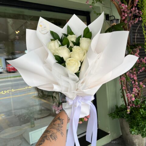 Buquê de 6 Rosas Coloridas - Buquê com 6 rosas coloridas em papelaria exclusiva Allure, com pontos de ruscus ou eucalip