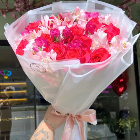 Buquê Euforia com 15 rosas - Buquê Euforia com 15 rosas e astromélias