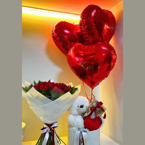 Buque 40 rosas vermelhas, balões, pelucia e box - Buquê de 40 rosas Allure, pelúcia média, 12 Ferrero Rocher em caixa pers...