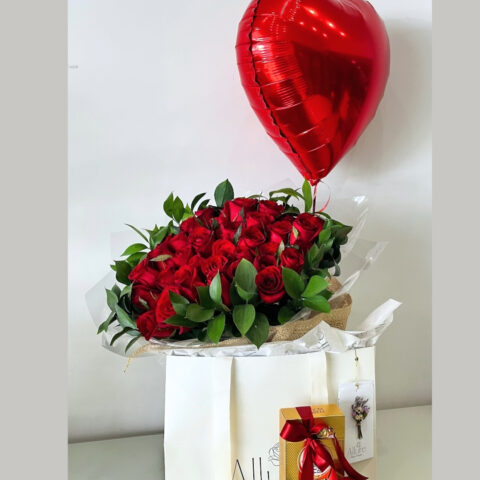 Buquê 40 rosas, balão e chocolates - Buquê de 40 rosas vermelhas Conquista, balão flutuando com gás hélio e 4 Ferrero Rocher