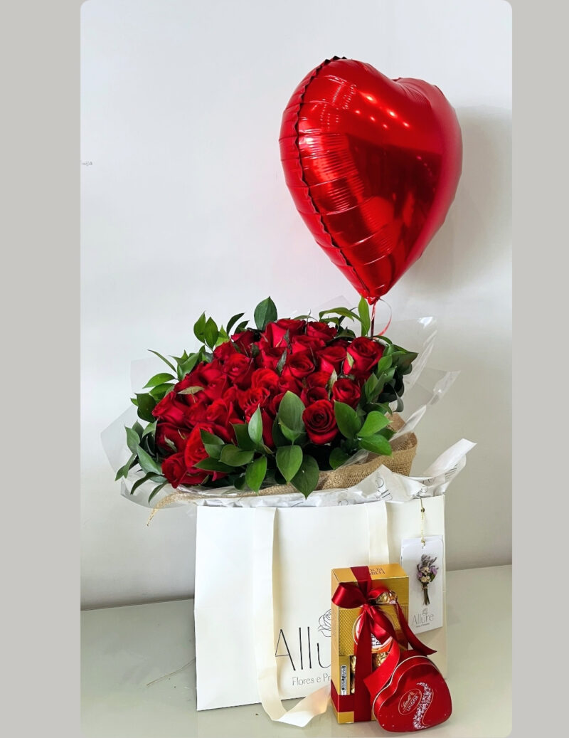 Buquê 40 rosas, balão e chocolates - Buquê de 40 rosas vermelhas Conquista, balão flutuando com gás hélio e 4 Ferrero Rocher