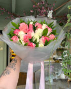 Detalhe do Buquê 20 Rosas coloridas - Allure Floricultura Boutique