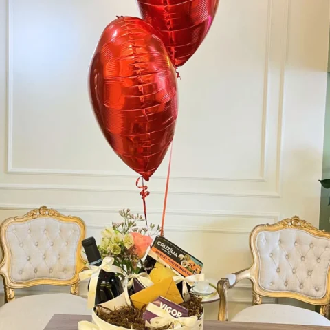 Box personalizada com queijos, vinho, flores e balões - Box grande personalizada com três queijos finos, vinho Punta Negra...