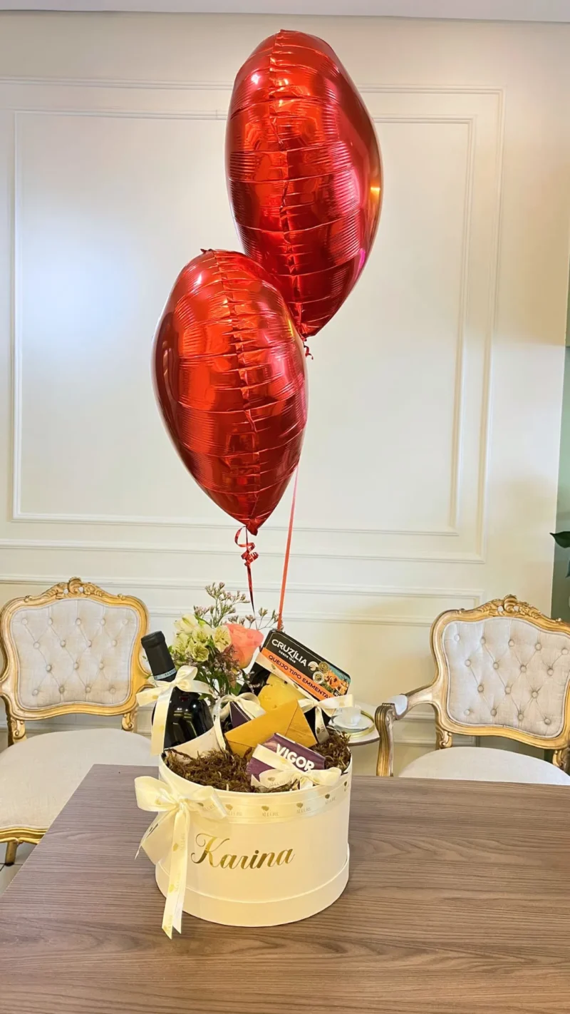 Box personalizada com queijos, vinho, flores e balões - Box grande personalizada com três queijos finos, vinho Punta Negra...