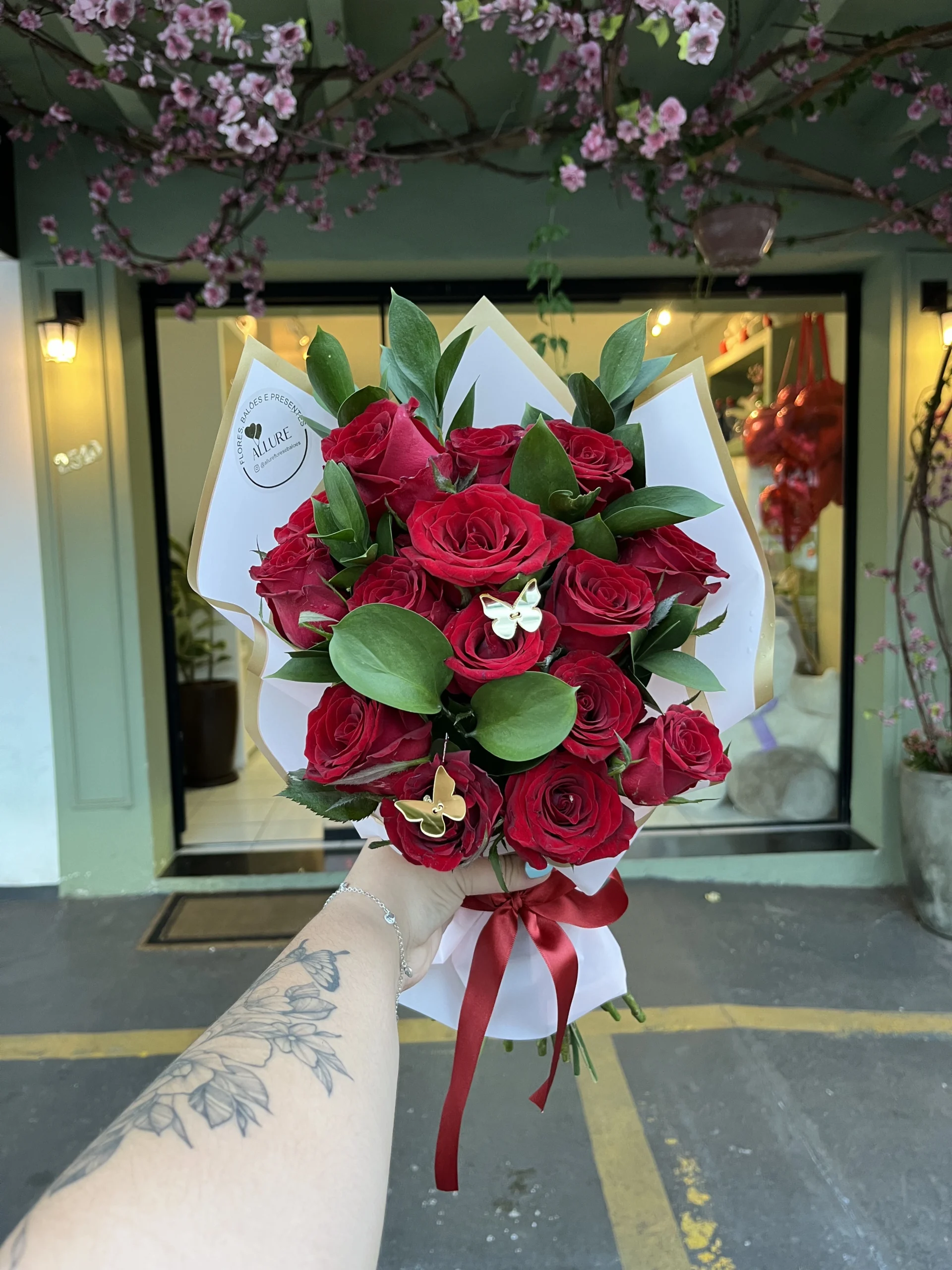 Buquê de rosas vermelhas em papelaria exclusiva Allure.