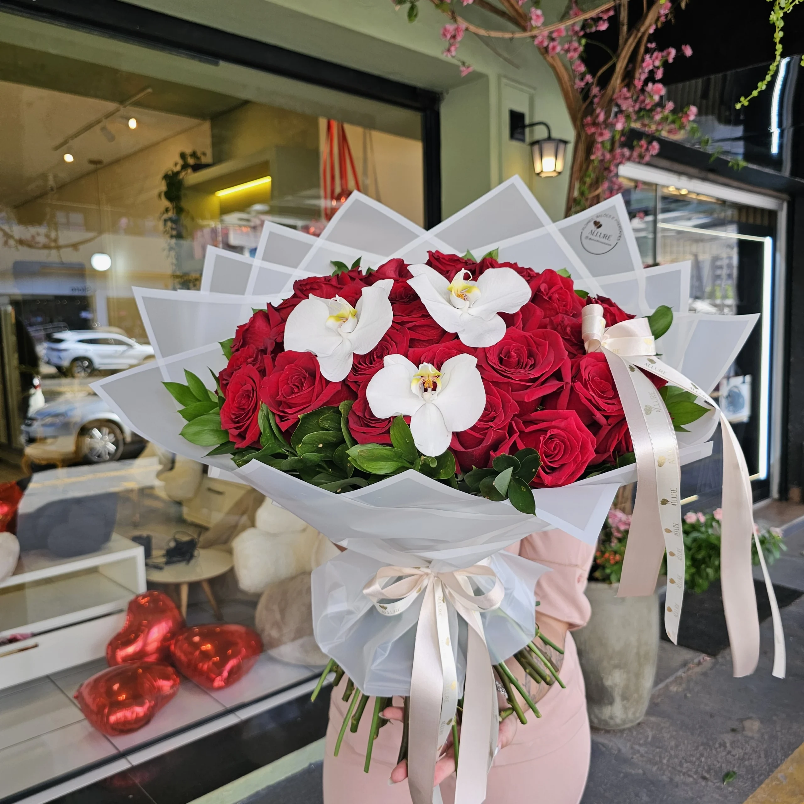 Buquê Conquista com 40 rosas vermelhas em papelaria exclusiva.