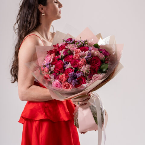 Buquê Intense - Buquê Intense extra grande com 40 rosas e flores do dia