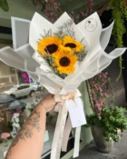 Detalhe do Buquê de 3 girassóis - Allure Floricultura Boutique