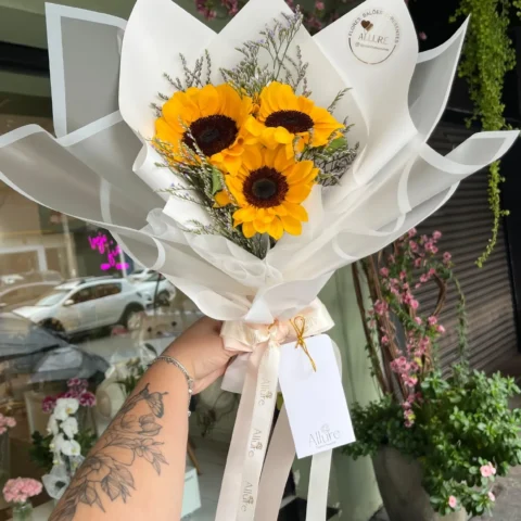 Detalhe do Buquê de 3 girassóis - Allure Floricultura Boutique