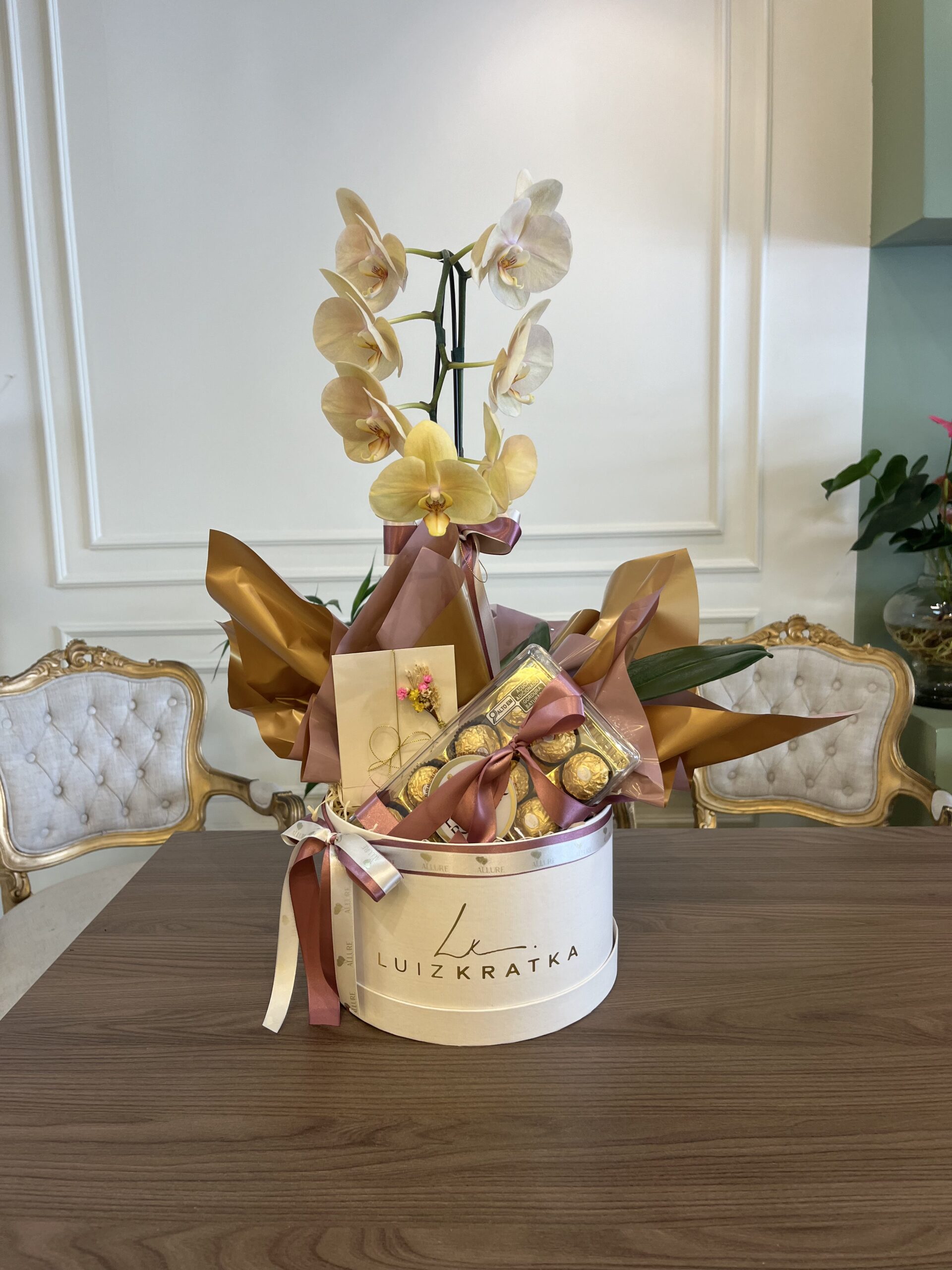 Orquídea Allure grande com chocolate em caixa - Orquídea Allure grande em caixa cartonada personalizada e caixa acrílica c...